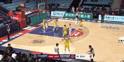 CBA球員執行絕殺戰術時出現混亂,投籃人被隊友撞到場外投出三不沾 CBA球員執行絕殺戰術時出現混亂,投籃人被隊友撞到場外投出三不沾