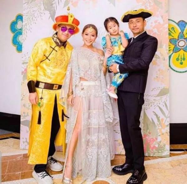 洗米嫂出遊裝太任性，穿171000外套闊太範十足，配修身牛仔太驚豔