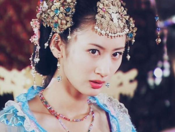 同樣頭飾繁瑣，為何她能做到豔而不俗、動而不亂？
