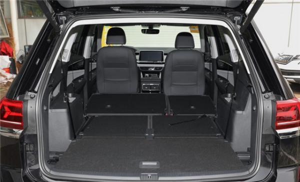 大眾新款途昂個頭夠大，比漢蘭達空間更寬敞，氣勢不輸豪華品牌