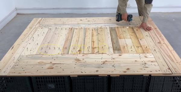 終於集齊了12個水果塑膠筐,動動手自己diy個床鋪,可收納還環保 終於集齊了12個水果塑膠筐,動動手自己diy個床鋪,可收納還環保