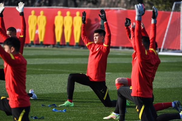 影片｜國足開啟首堂訓練課，李霄鵬：爭取別掉鏈子，過年期間給球迷交出一份滿意答卷