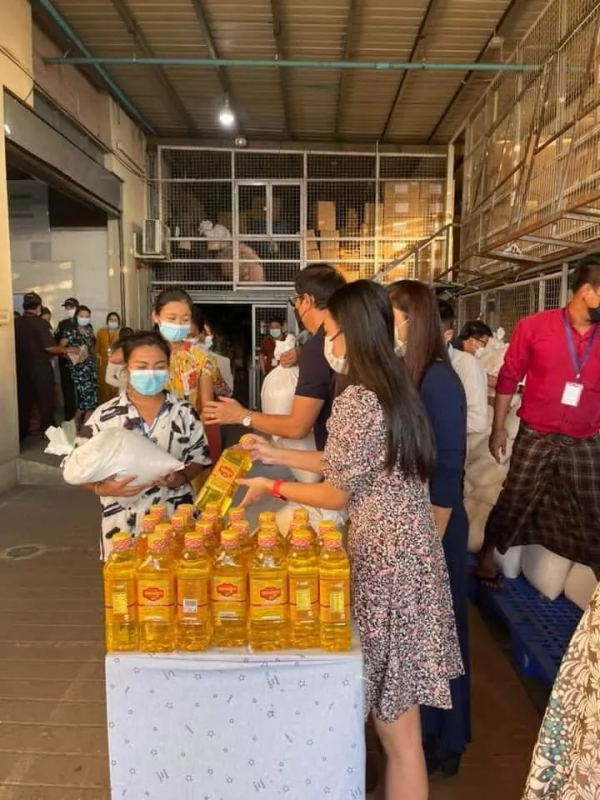 緬甸仰光、曼德勒、臘戌等多地街頭的這一幕幕，溫暖得讓人想哭