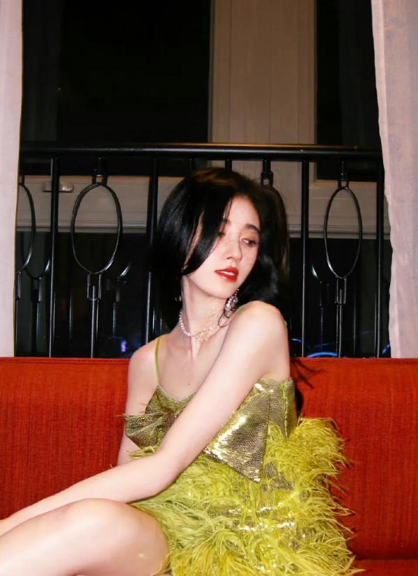 鞠婧禕，綠色吊帶草裙，你若盛開，清風自來