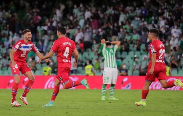 足球快訊:C羅連場破門助曼聯連勝,切爾西3-0完勝熱刺 足球快訊:C羅連場破門助曼聯連勝,切爾西3-0完勝熱刺