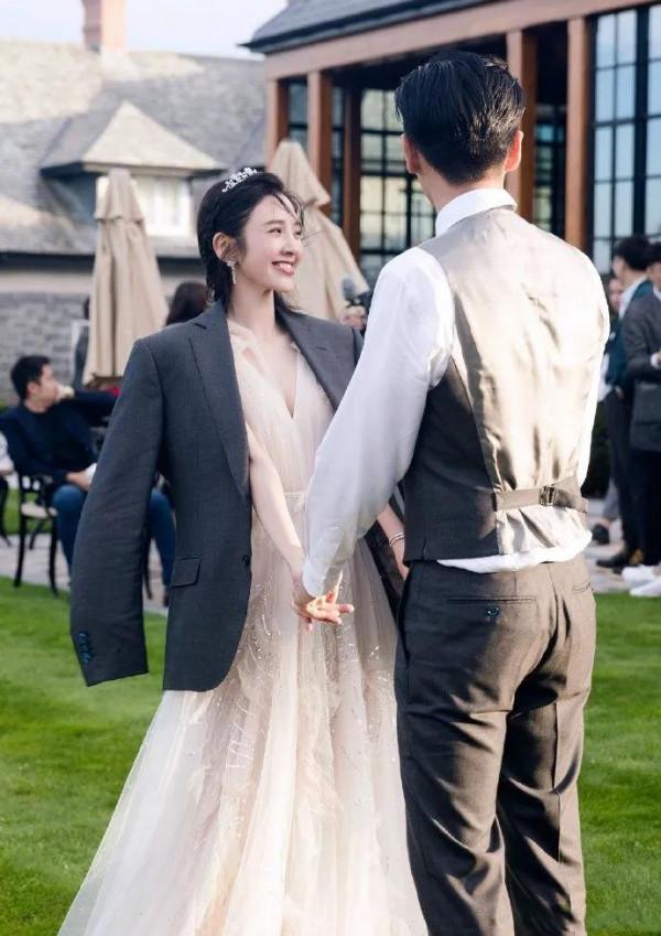 唐藝昕張若昀高顏值結婚照,也許這就是愛情最美的樣子了吧? 唐藝昕張若昀高顏值結婚照,也許這就是愛情最美的樣子了吧?