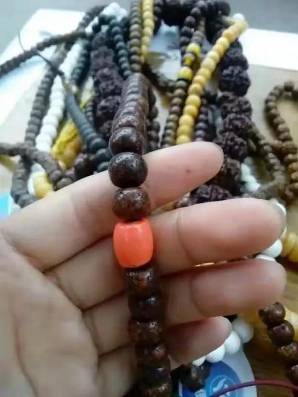 沉悶的秋冬，哪樣首飾是主打？5款毛衣鏈之三多珠串