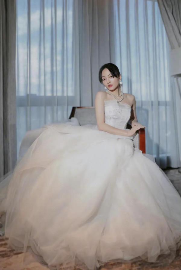 張韶涵如同皓月般皎潔的女神，清純甜美，可鹽可甜，楚楚動人