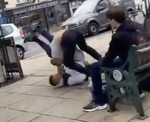 成年混混街頭挑釁16歲格鬥世界冠軍，被摔成靶子幸虧沒下死手