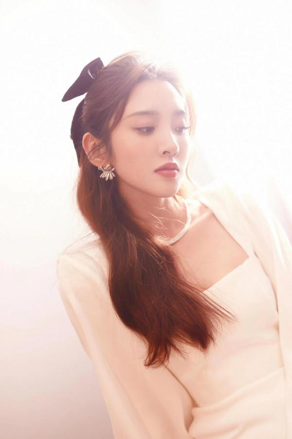 唐藝昕奶白色長裙