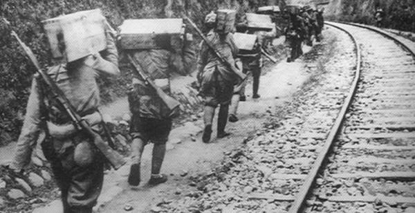 毛主席打了個極秘密的電報給劉鄧，稱陝北甚為困難，劉鄧隨即領會