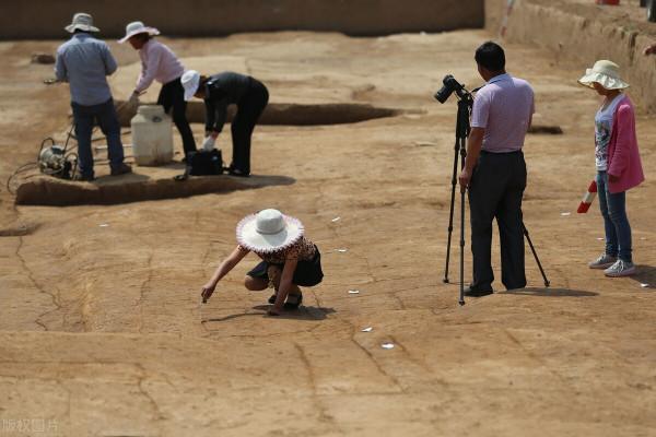 地下冒出“鬼火”,施工隊挖到了什麼?副館長心急如焚,連夜趕來 地下冒出“鬼火”,施工隊挖到了什麼?副館長心急如焚,連夜趕來