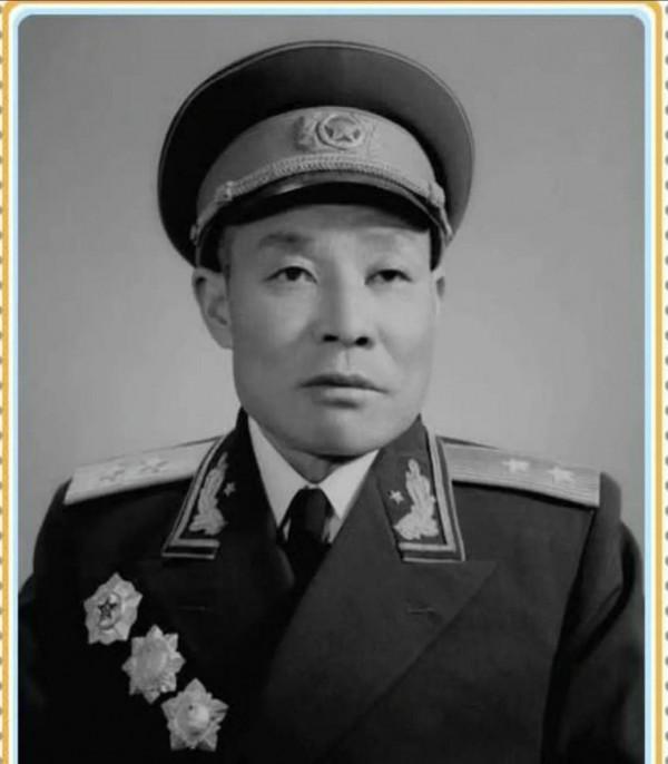 唯一一位以大校軍銜獲得三枚一級勳章的功臣，論資歷超過十位上將
