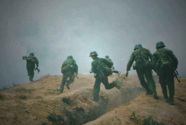 “烈士”來到自己的墓碑前，痛哭不止，感嘆：我從英雄變成了狗熊