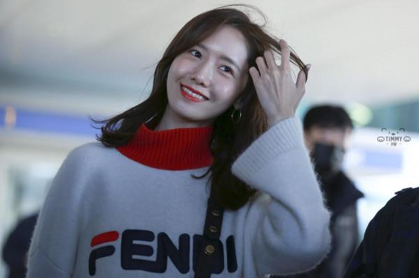 林允兒機場飯拍2面板超級好，笑容甜美