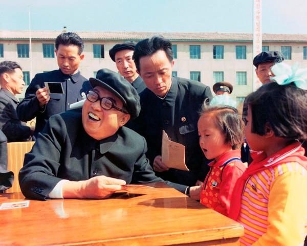 朝鮮圖片展：金日成與兒童們在一起