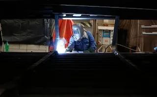 由於政府給予國有企業優先權，印度的海軍和私營造船廠陷入困境