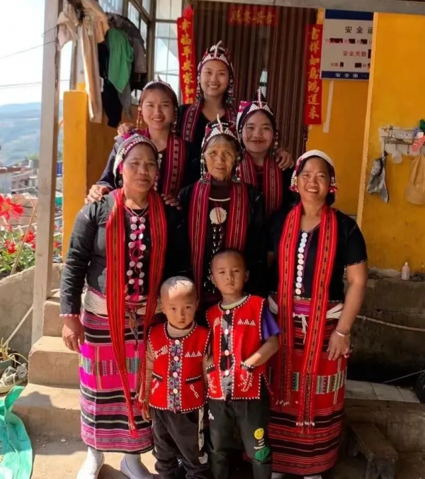 西盟：“媽媽牌”新衣裡藏著“年”