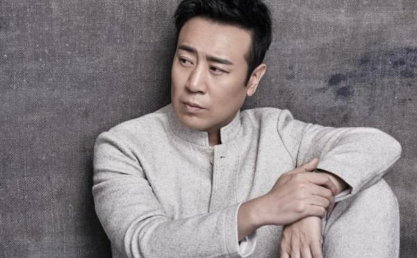 於和偉：50歲大紅視帝，曾和小14歲女星傳緋聞，結髮妻子也是演員