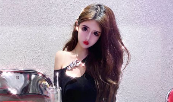 “真人芭比”周楚娜：2年半歷經100多次手術，一張臉抵一輛跑車