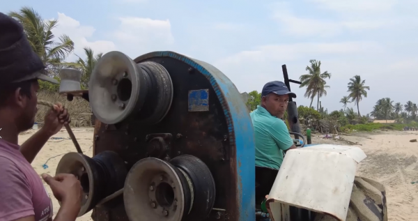 絕戶網的威力有多大？斯里蘭卡漁民用拖拉機捕魚，抓的魚還不夠分