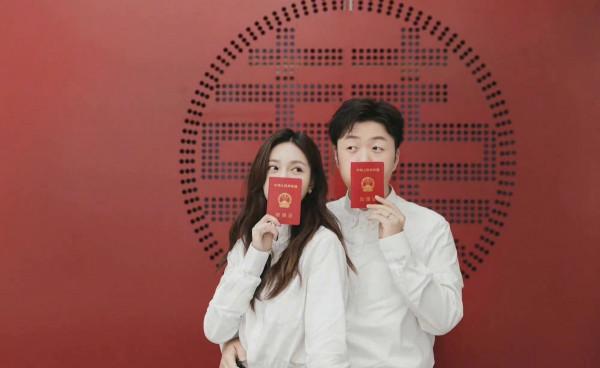 杜海濤結婚後成大贏家！身材暴瘦變帥哥，穿白襯衣拍結婚照大變樣