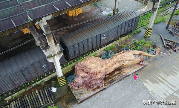 男子雕出15米&OpenCurlyDoubleQuote;東方雄獅&rdquo;，300萬元拒賣，如今閒置無人問津