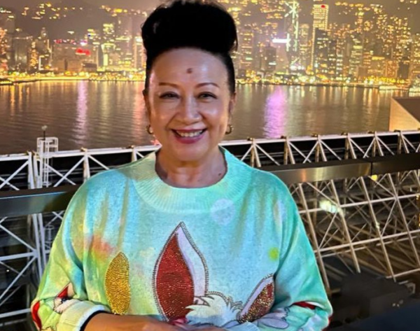 薛家燕一家五口罕同框，3個孩子像極了前夫，小17歲男友沒露面