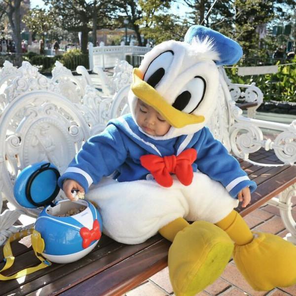 可愛的孩子們穿著媽媽為他們製作的手工服裝 可愛的孩子們穿著媽媽為他們製作的手工服裝