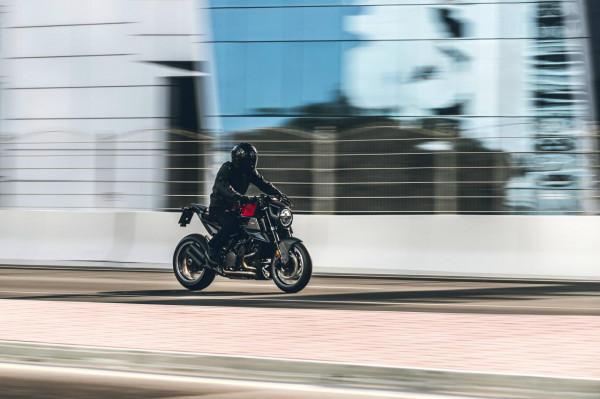 KTM - Brabus 博速 1300 R 戶外特寫