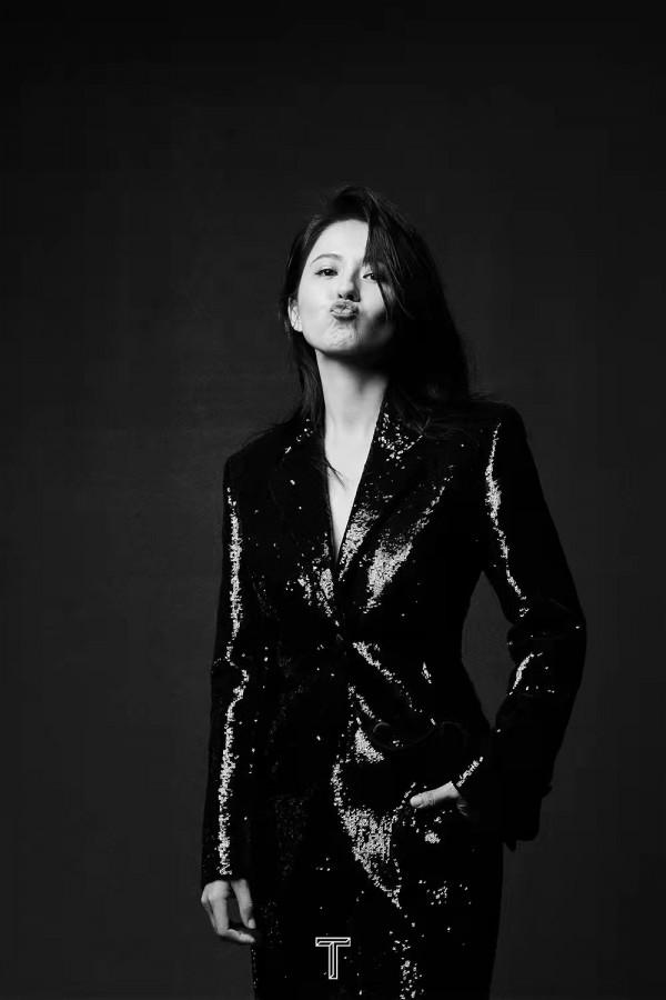 冠軍楊倩厲害了！跟超模呂燕合體拍大片一點不輸，穿一身黑好高階