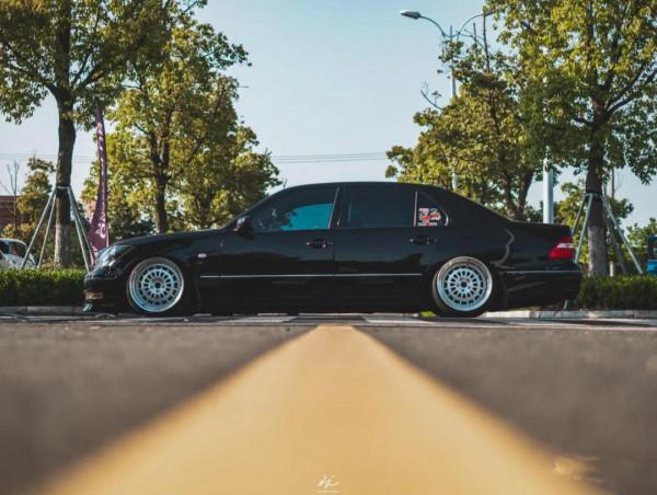 從修理廠到婚姻殿堂，夫妻共同打造低趴雷克薩斯LS430