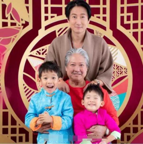 70歲洪金寶三代同堂！身穿紅衣顯精神，去年曾被拍坐輪椅出行