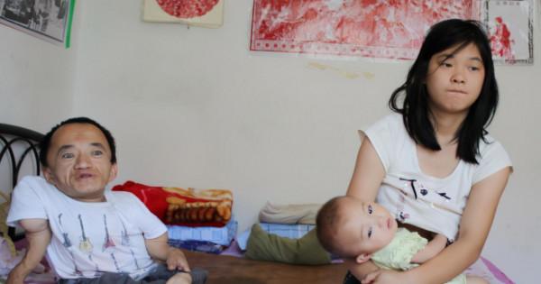 身高70釐米街頭相識美麗高大妻子,婚後生下玻璃娃成甜蜜負擔 身高70釐米街頭相識美麗高大妻子,婚後生下玻璃娃成甜蜜負擔