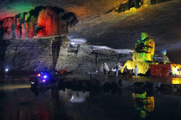 神奇!重慶深山發現一個巨洞,天上掉落一塊巨石,神似佛像 神奇!重慶深山發現一個巨洞,天上掉落一塊巨石,神似佛像