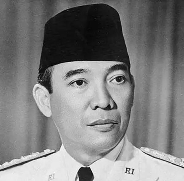 58歲印尼總統看上19歲日本藝伎,3年後,將其娶回家當四房老婆 58歲印尼總統看上19歲日本藝伎,3年後,將其娶回家當四房老婆