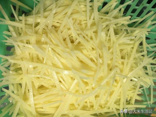一大份成本約4元的家常菜：醋溜土豆絲，滿滿的家的記憶與味道