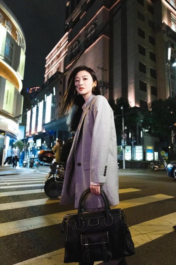 景甜街頭穿搭，身穿灰色西服套裝，搭配藍色挑染髮型，又酷又美