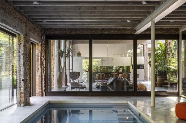 破舊的體育大樓改造成私人住宅:新與舊的碰撞 破舊的體育大樓改造成私人住宅:新與舊的碰撞