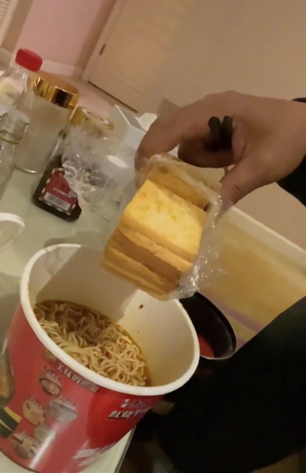 69歲李立群凌晨收工，現身內地蒼蠅小館，眼神迷濛興奮喝伏特加