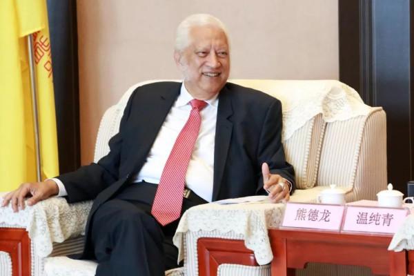 梅州夫婦收養的棄嬰,後來成為美國報業大亨,一腔熱血回國報恩 梅州夫婦收養的棄嬰,後來成為美國報業大亨,一腔熱血回國報恩