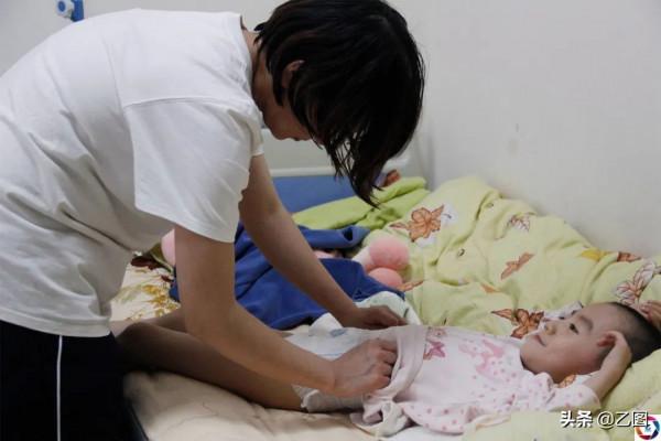 女子懷孕7個月摔跤導致早產，孩子出生僅1.35斤，數次手術求活命