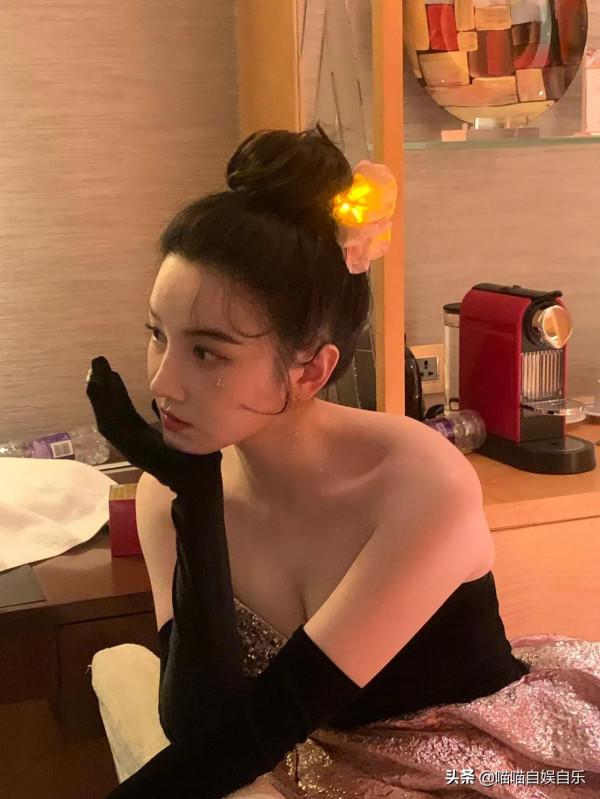 陳小紜冬日裙襬輕曳，入選“2021鳳凰網時尚之選”