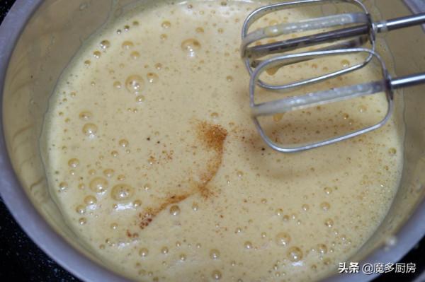 想吃棗糕不用買，甜而不膩做法簡單，5個雞蛋1碗麵粉做一盤，好吃