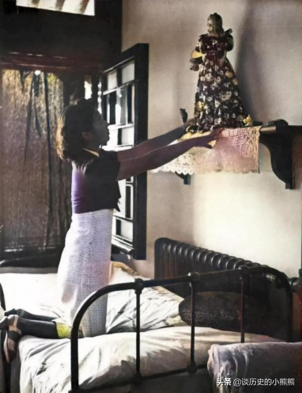 百年前學生何模樣？燕京大學女生穿旗袍打乒乓，四人宿舍有暖氣