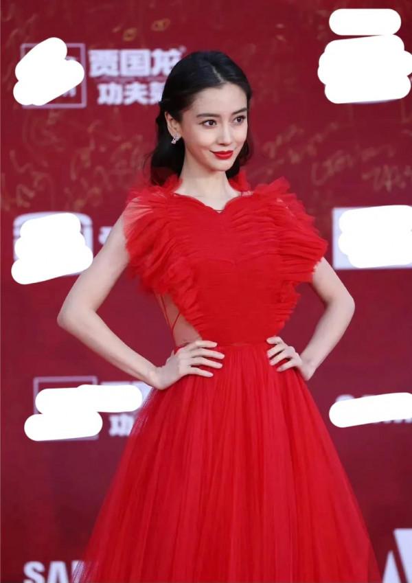 北影節紅毯造型：Angelababy紅裙驚豔全場！周冬雨揹著蝴蝶