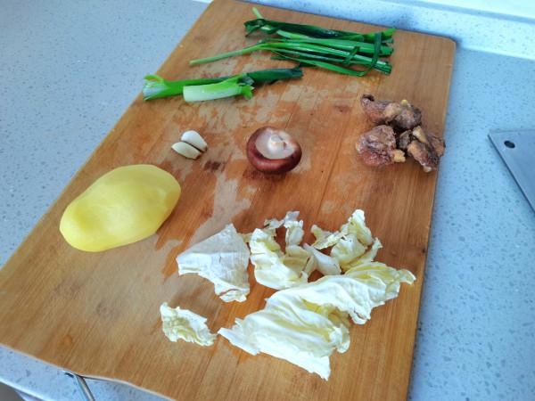 一個人的晚餐不湊合,給自己做一碗美味的排骨麵,真香 一個人的晚餐不湊合,給自己做一碗美味的排骨麵,真香