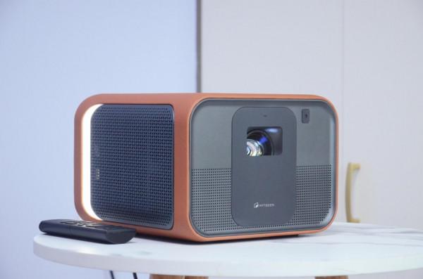 國產推出“4K解析度”的智慧投影儀：3000ANSI流明，開燈也能用