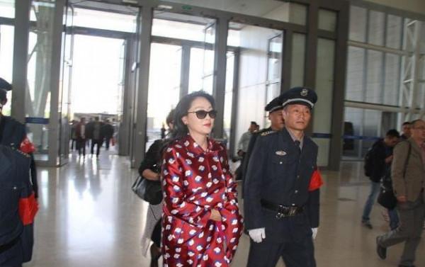 王姬歲數大了也這麼招搖,雖然造型看著挺低調,但皮草卻很“壕” 王姬歲數大了也這麼招搖,雖然造型看著挺低調,但皮草卻很“壕”