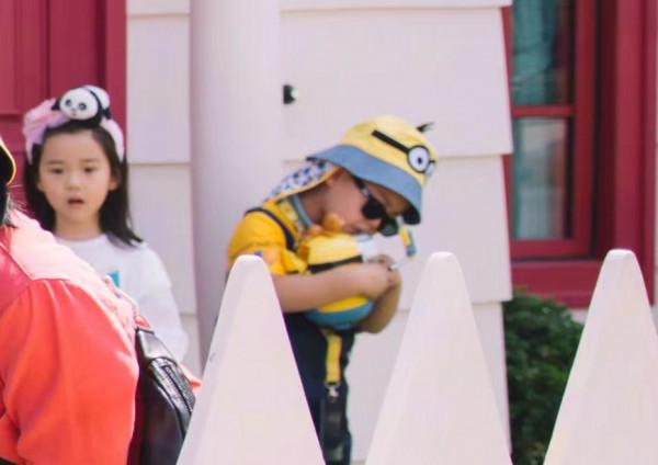 董璇女兒和外婆現身機場，小酒窩開心蹦躂超活潑，外婆時髦氣質佳